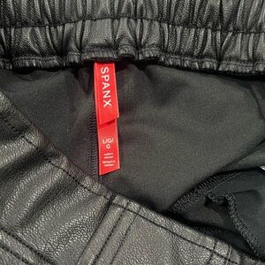 Spanx polyurethane fitted pants . Size large black in color . Elastic waist.